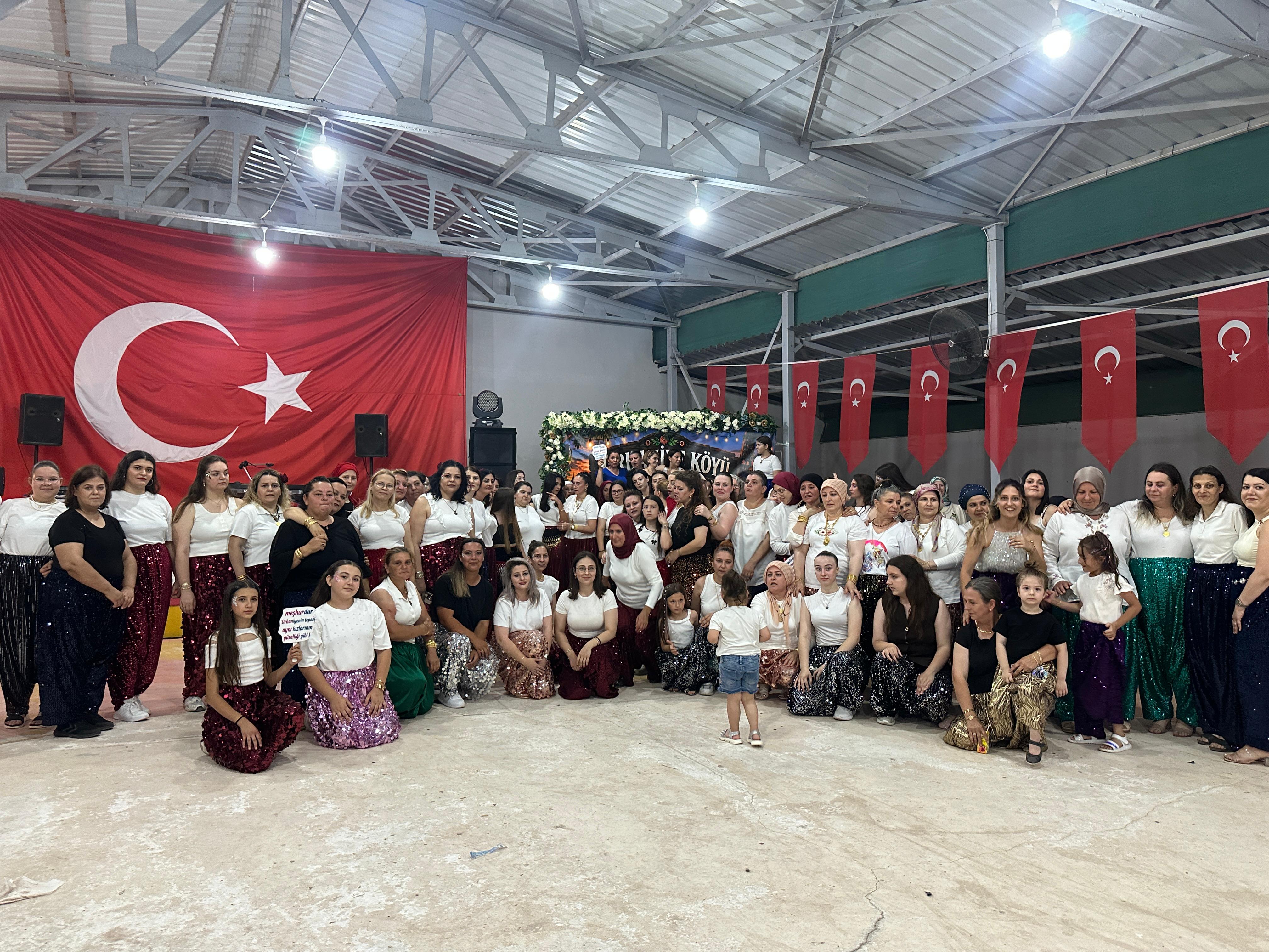Edirne merkeze bağlı Orhaniye köyünde kadınlar, yaz mevsiminin gelişini sıra dışı ve renkli bir etkinlikle kutladı. 